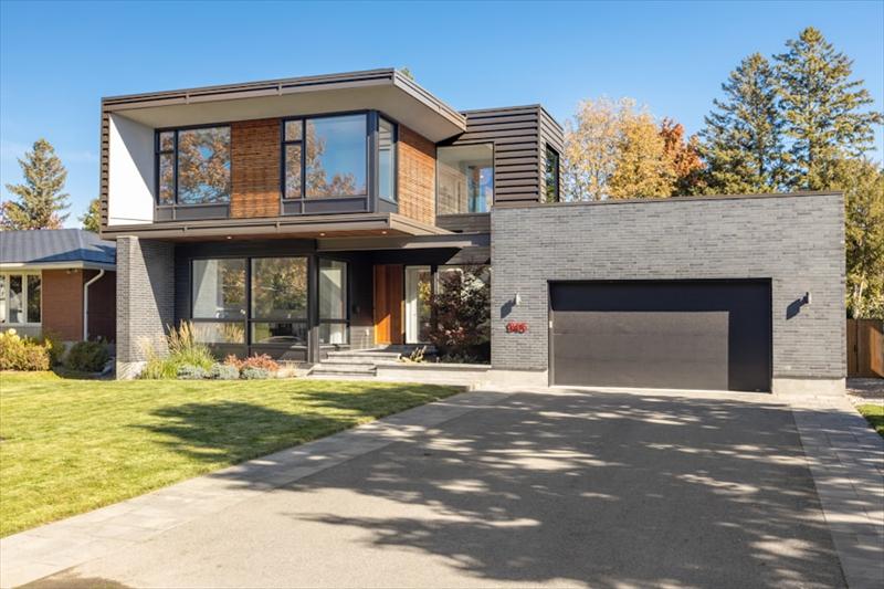 Maison contemporaine avec une double porte de garage foncée